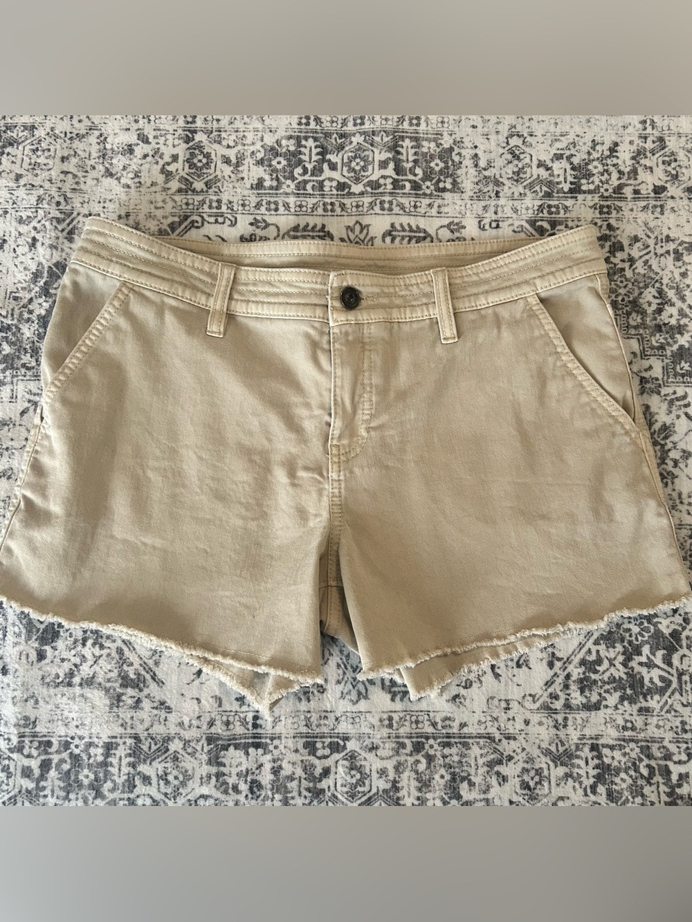 prAna Sancho Shorts in Chalk - Size 8 - Excellent Condition